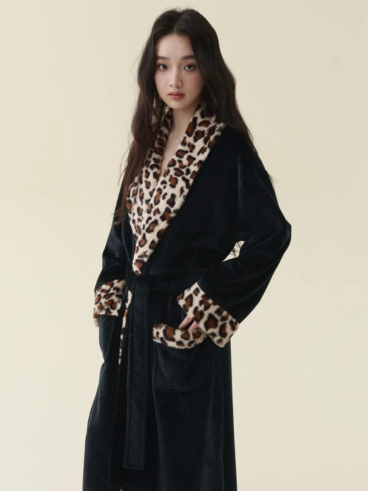 Noir Leopard-Trim Robe, detail 1